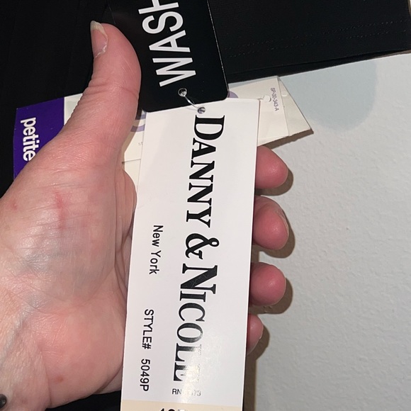 Danny & Nicole Short Sleeve Black Blouse with Faux Buckle Waist, Size 10P - Picture 12 of 13